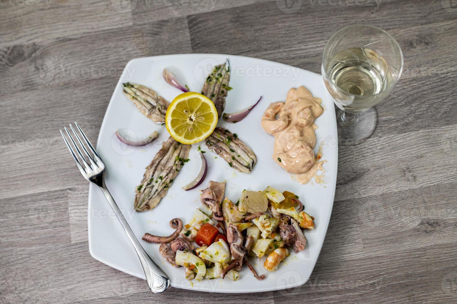 antipasto con frutti di mare e vino foto