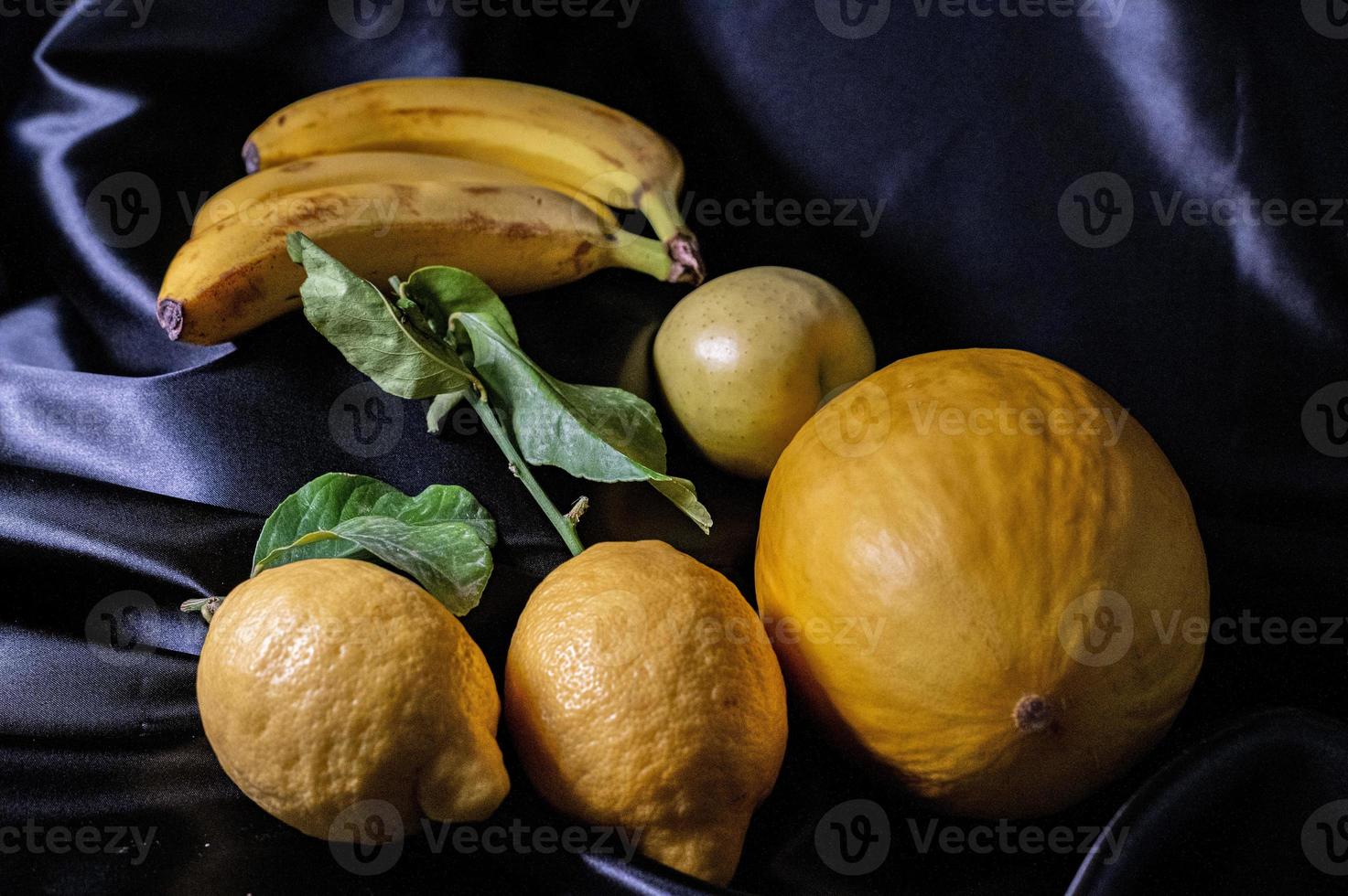 frutta gialla su sfondo nero foto