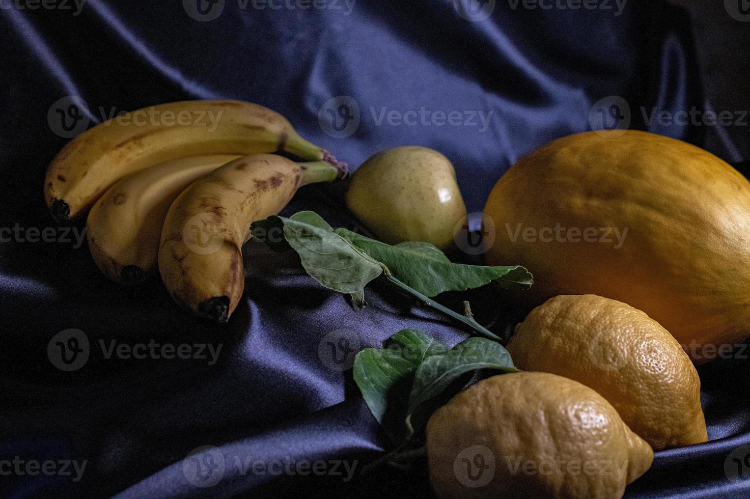 frutta gialla su sfondo nero foto