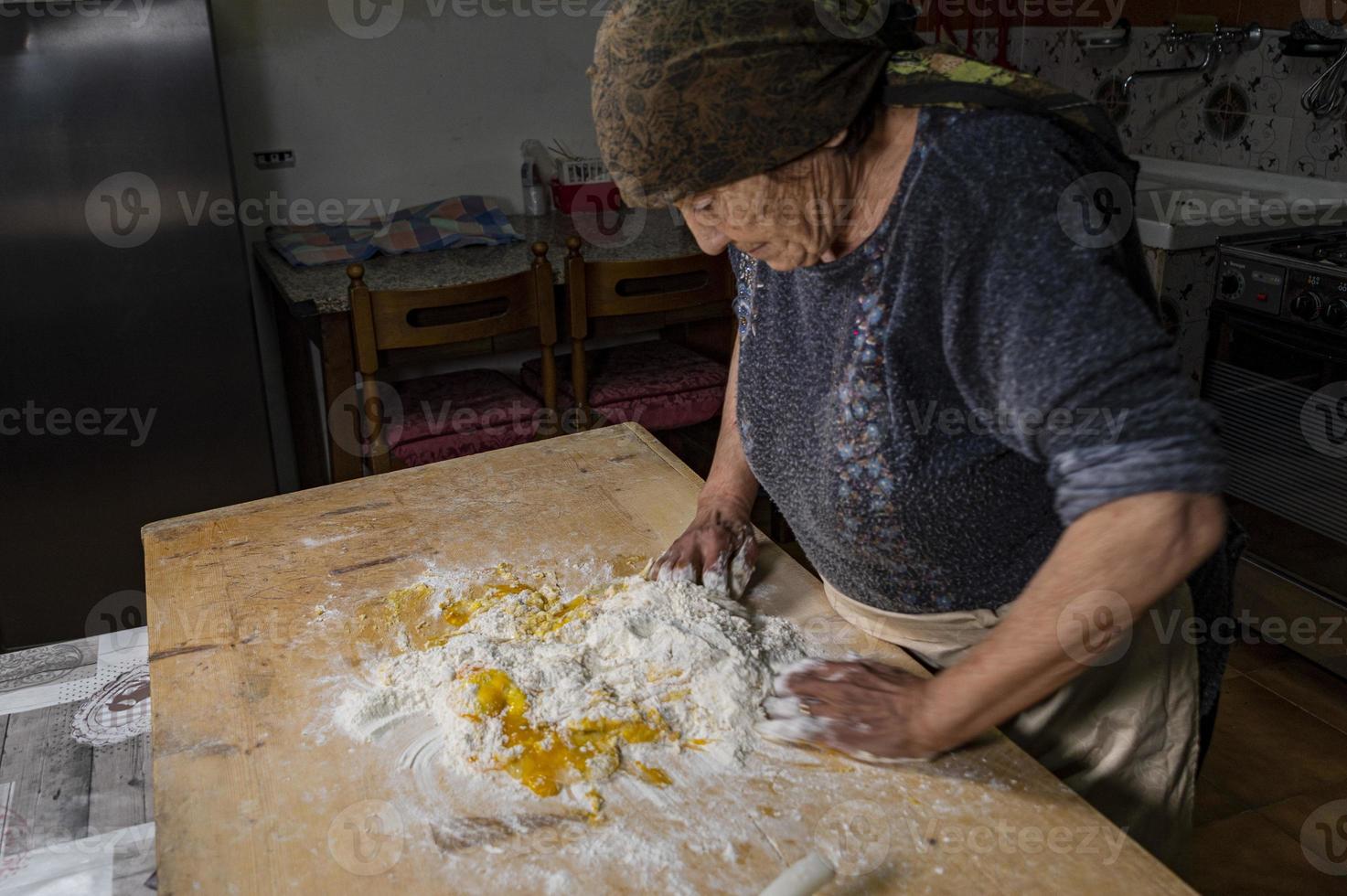 la nonna che prepara la pasta fatta in casa foto