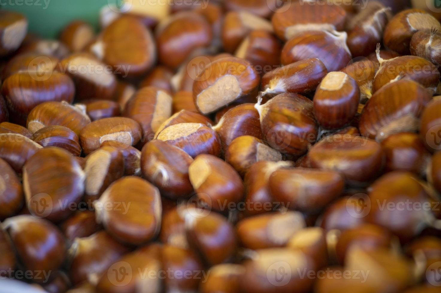 castagne marroni in una scatola in vendita foto