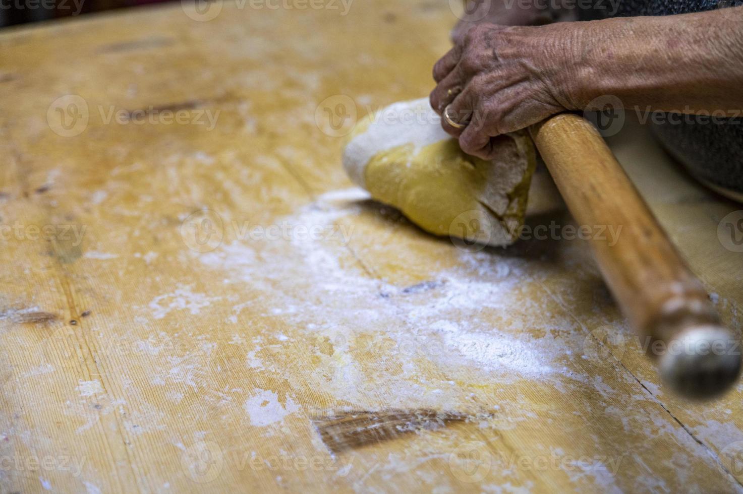 dettaglio stendere la pasta con il mattarello foto