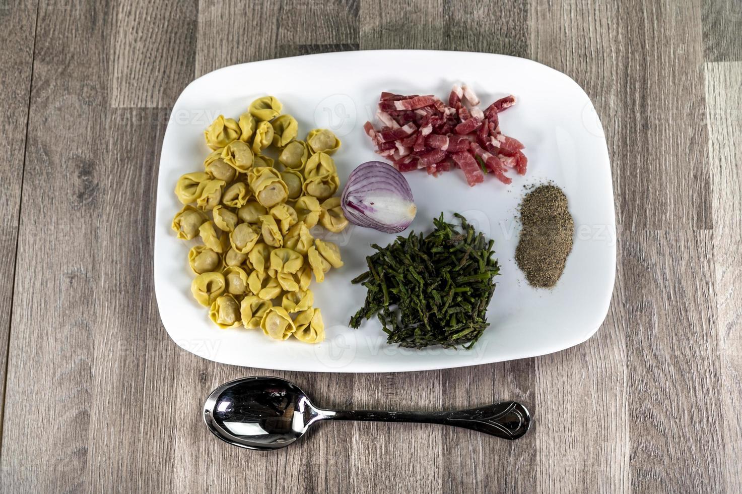 ingredienti per cappelletti, pancetta e asparagi foto