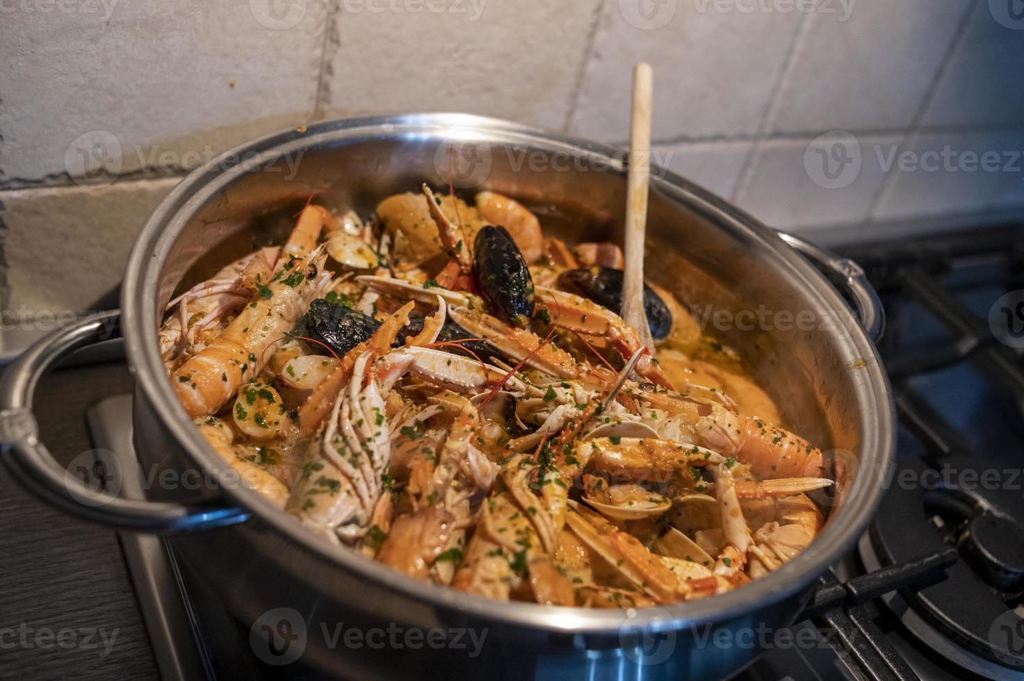 zuppa di pesce fresco con scampi e frutti di mare foto