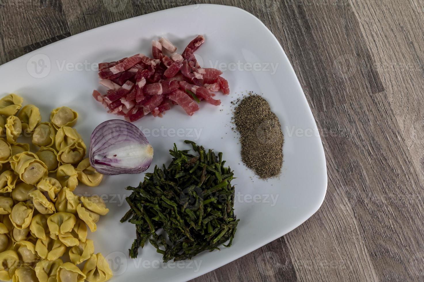 ingredienti per cappelletti, pancetta e asparagi foto