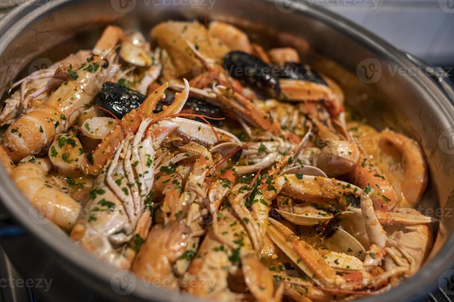 zuppa di pesce fresco con scampi e frutti di mare foto