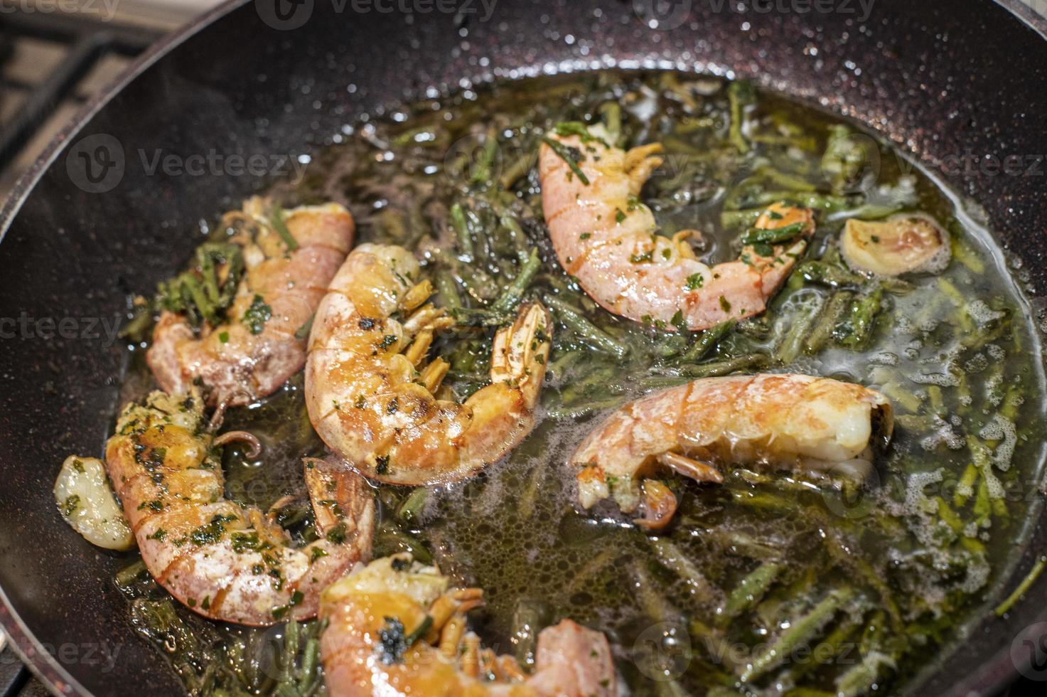 gamberi fritti e asparagi in padella foto