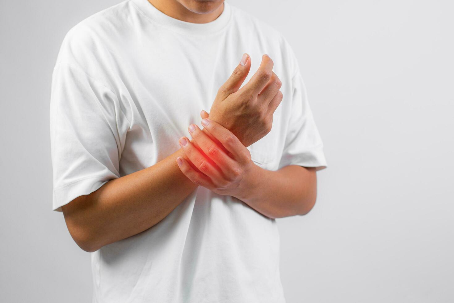 stressato uomo d'affari cerca dolore sollievo per polso infortunio nel ufficio. superamento professionale sindrome per meglio Salute, produttività foto