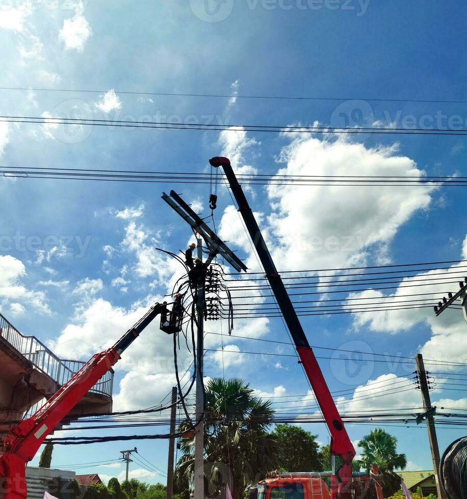 elettrico lavoratore, elettricista su fili. professionale elettricista riparazione attrezzatura e elettrico riparazione di fili o strada leggero interruttori. foto