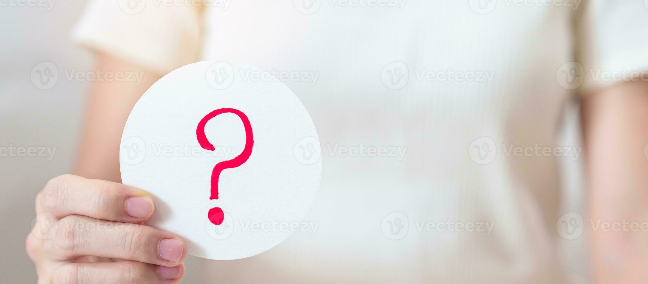 donna mostrare domande marchio su carta. FAQ, frequenza chiesto domande, Rispondere, q e un, informazione, comunicazione e interrogatorio concetti foto