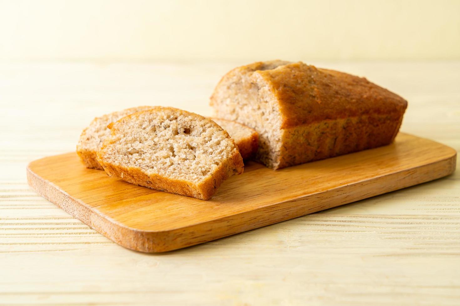 pane alla banana fatto in casa a fette foto