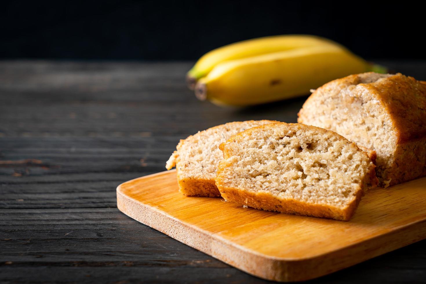 pane alla banana fatto in casa a fette foto