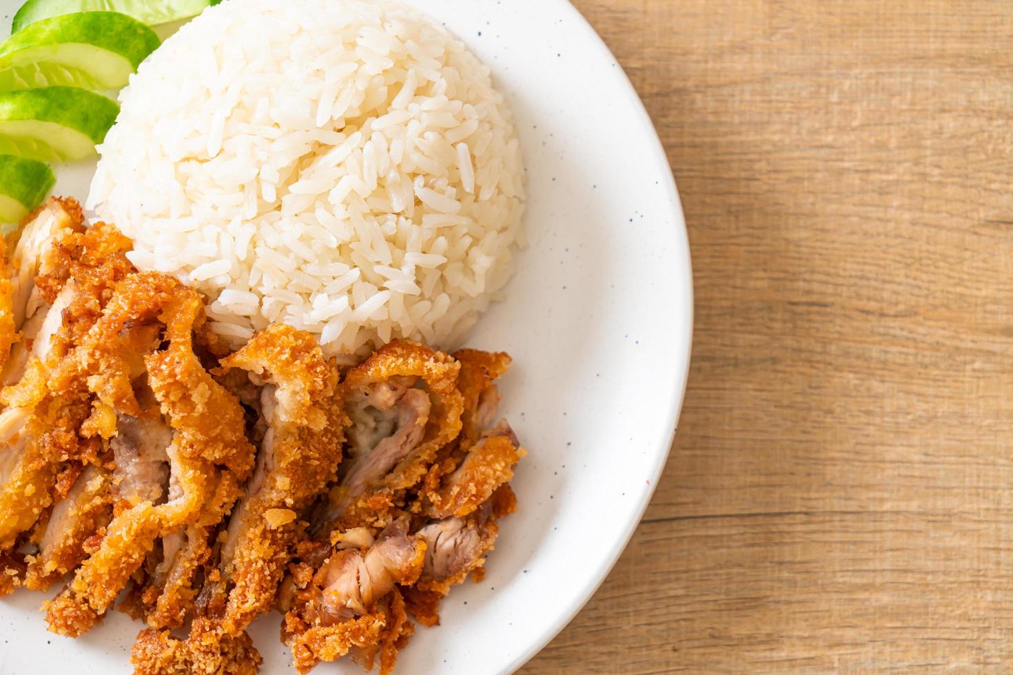 riso al pollo hainanese con pollo fritto foto