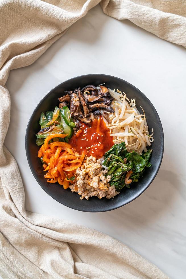 insalata piccante coreana con riso - cibo tradizionalmente coreano, bibimbap foto