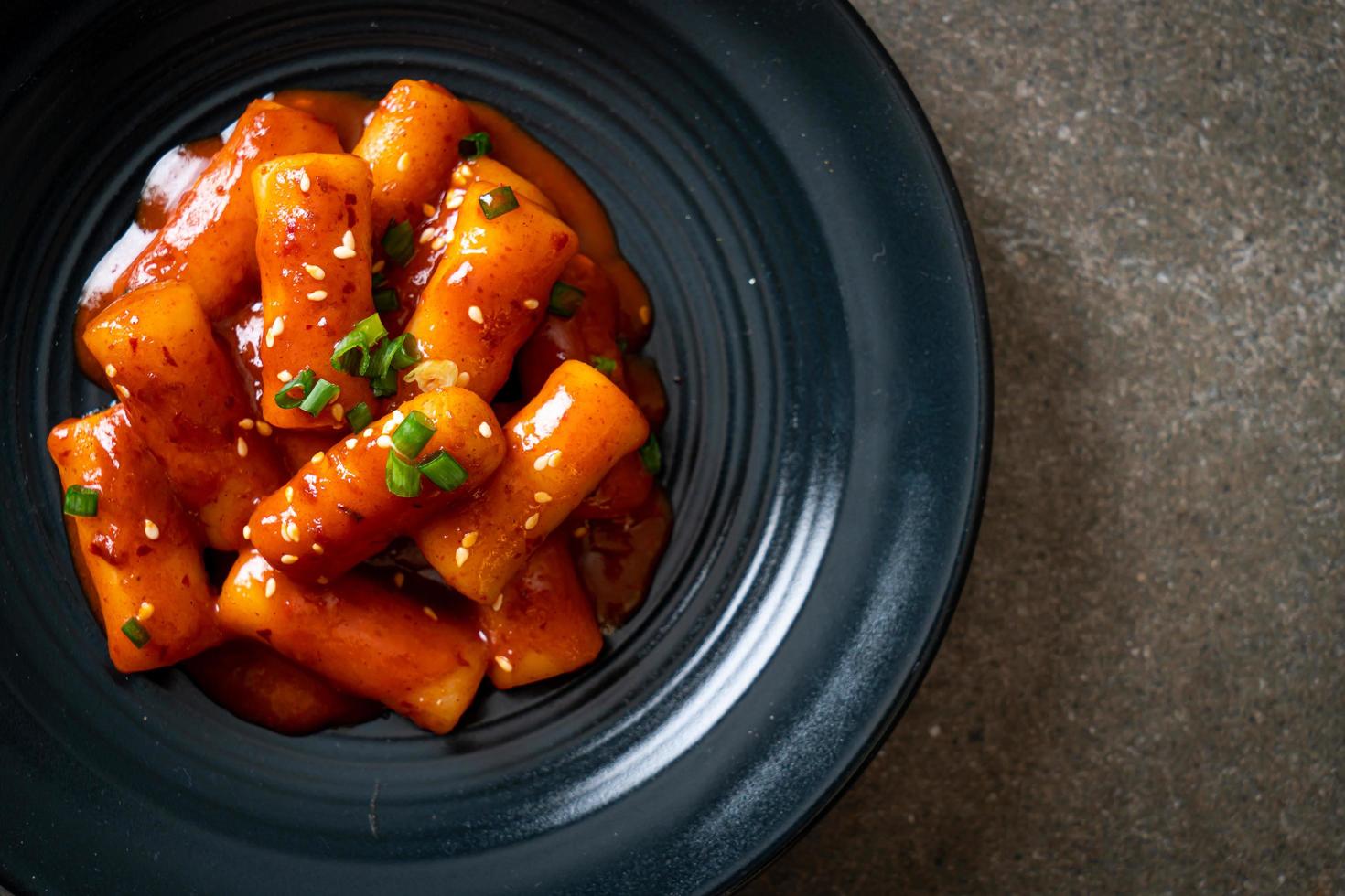 Stick di torta di riso coreano in salsa piccante - tteokbokki foto