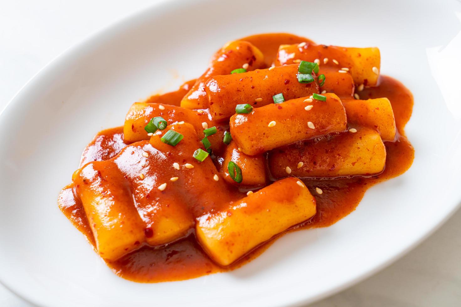 Stick di torta di riso coreano in salsa piccante - tteokbokki foto