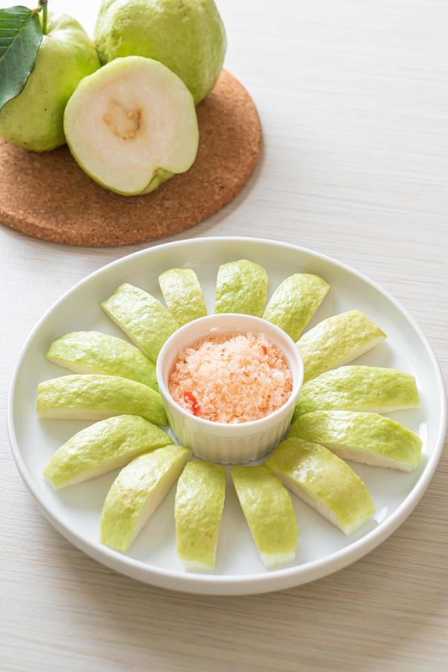 salsa di guava con peperoncino e sale foto