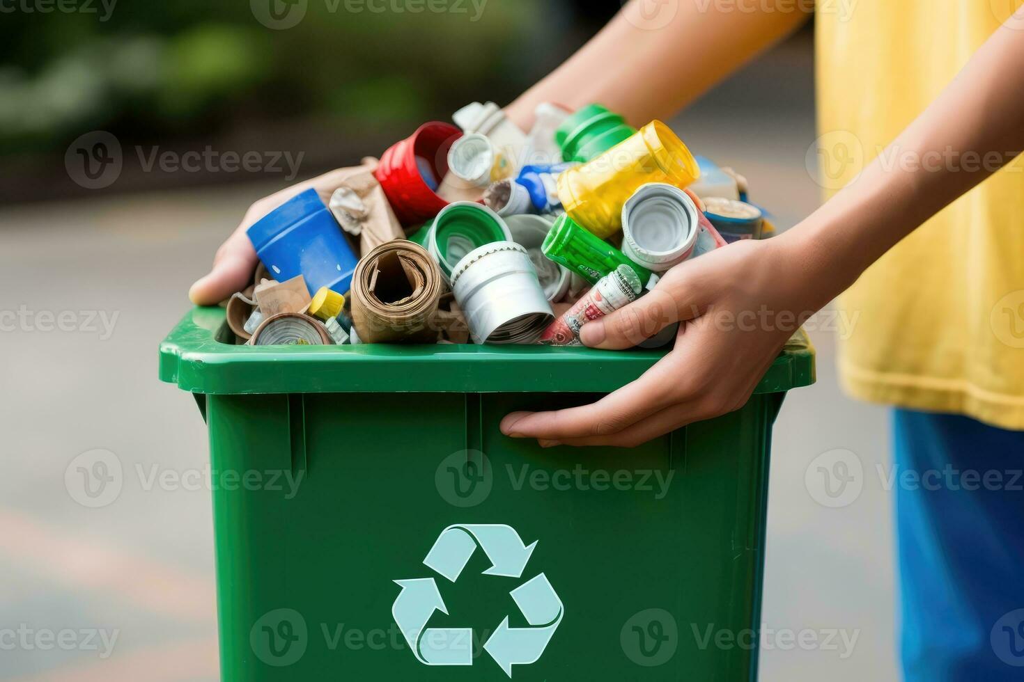 un' tiro di mani Tenere un' raccolta differenziata bidone pieno con vario riciclabile Oggetti. generativo ai foto