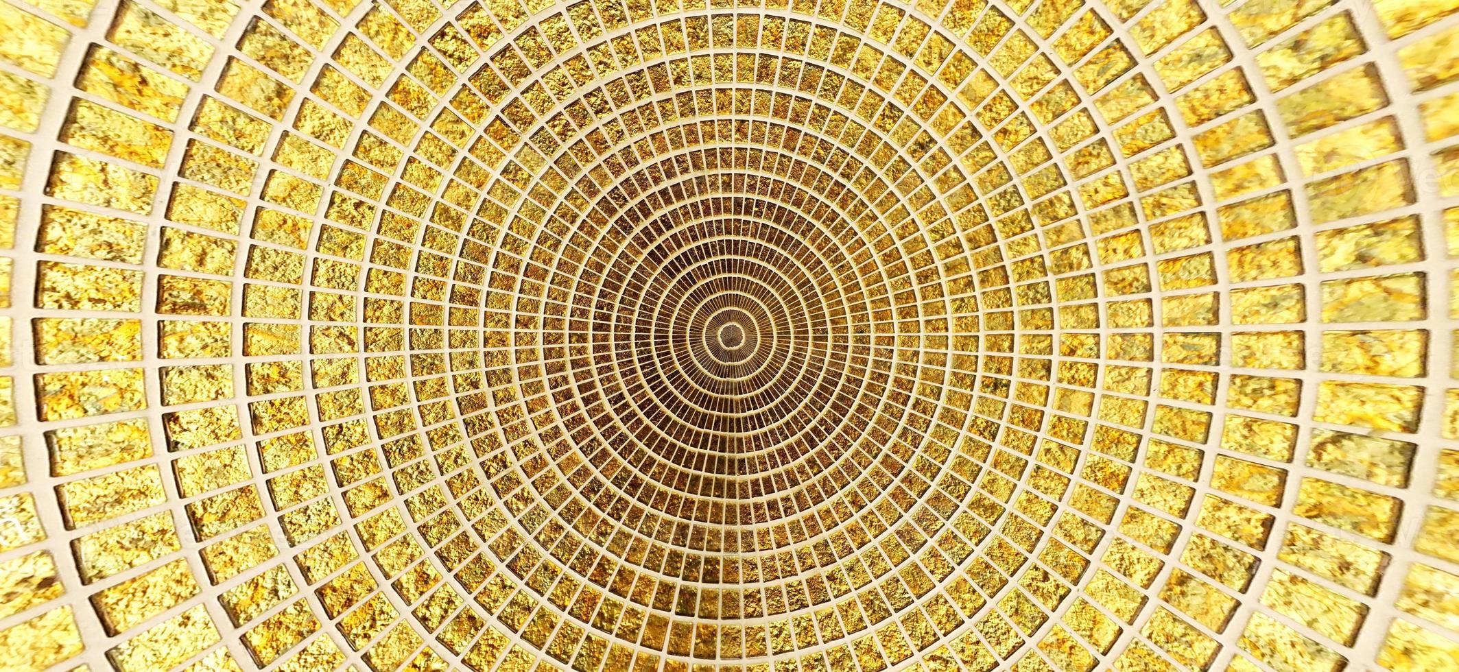 la trama del modello di piastrelle quadrate dorate. foto