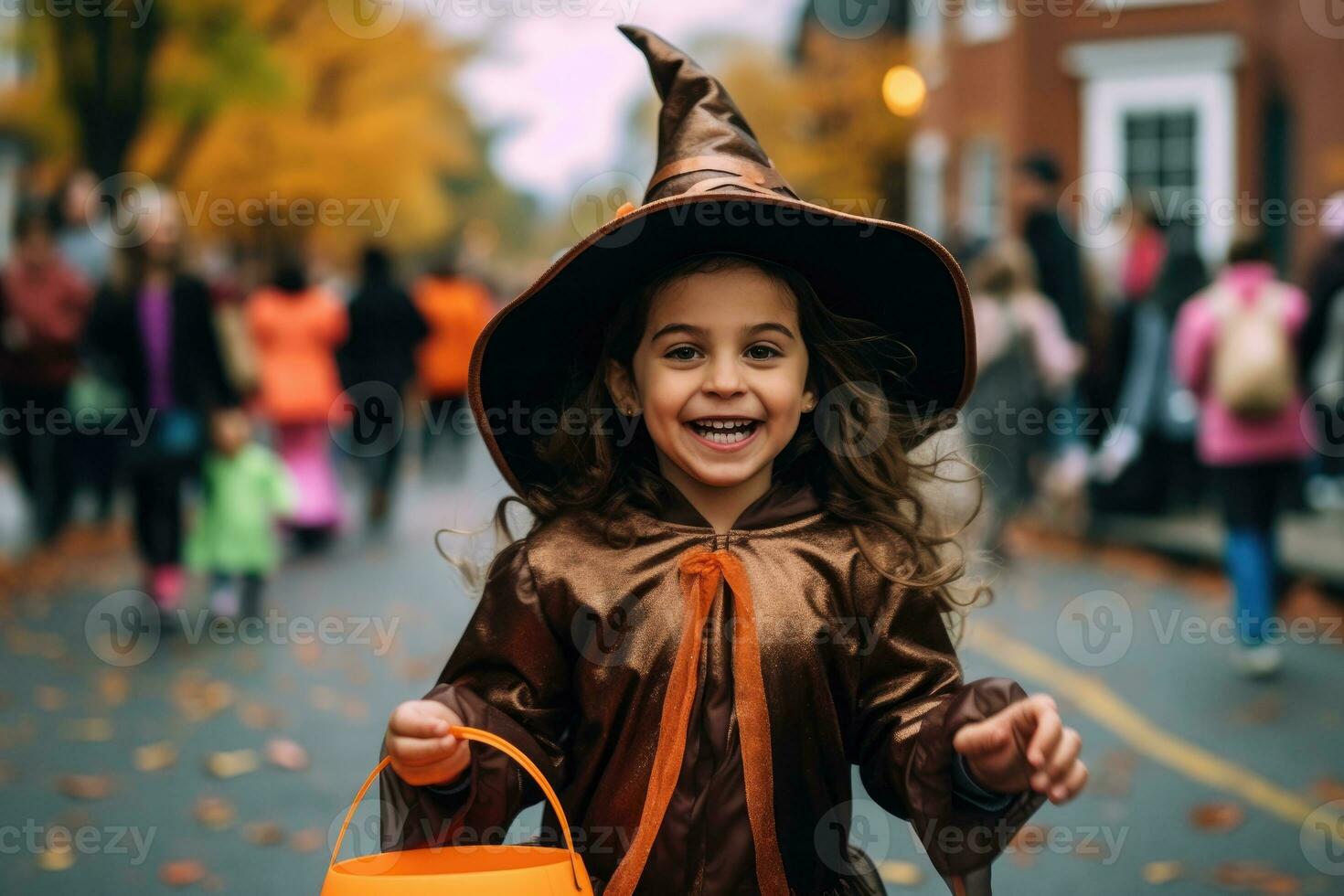 un' vicino - su fotografia di un' poco ragazza, ornato nel un' affascinante strega costume, passeggiando lungo il strada con un' delizioso zucca - sagomato caramella. generativo ai foto