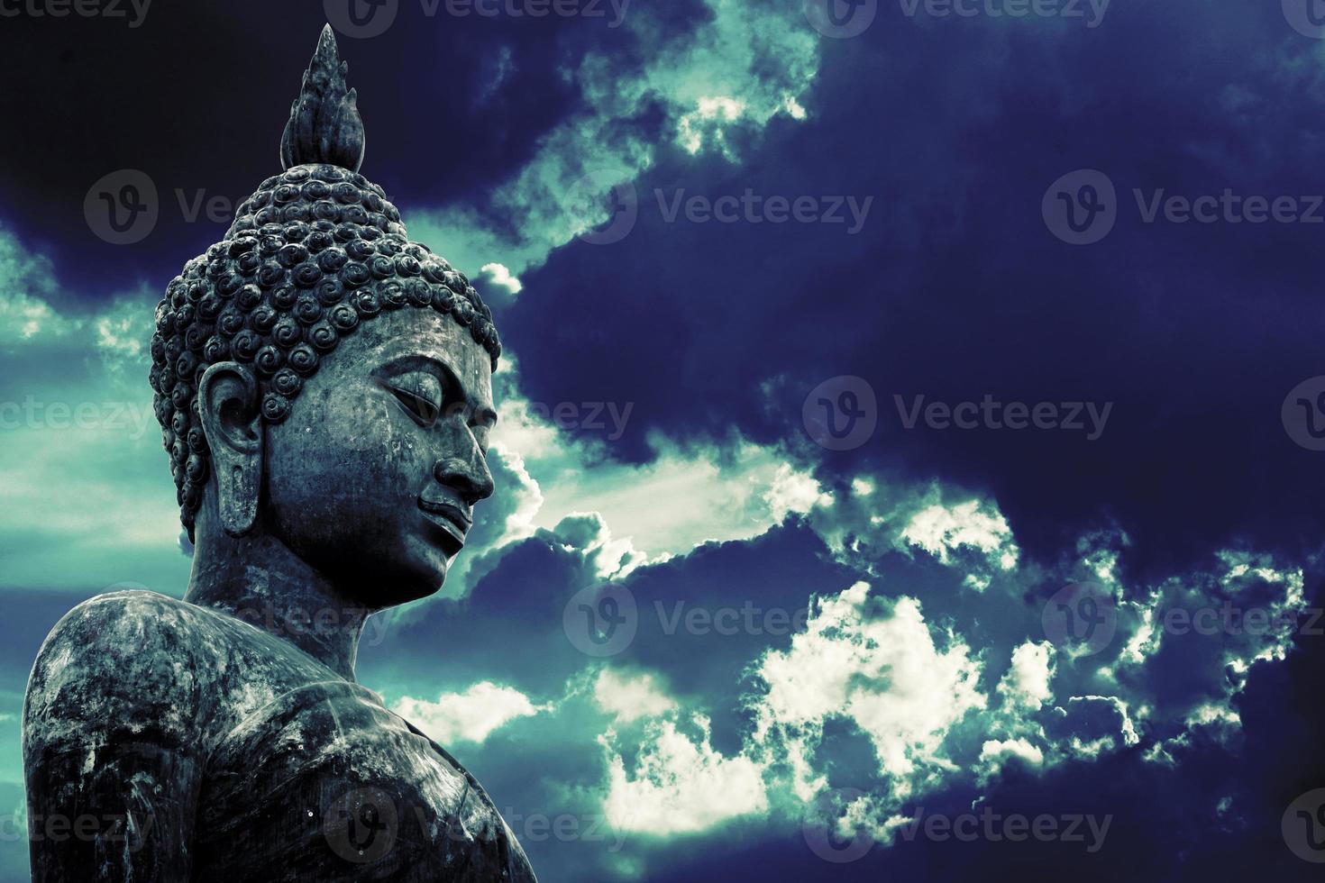 statua del buddha e bellissimo cielo di nuvole nere. foto
