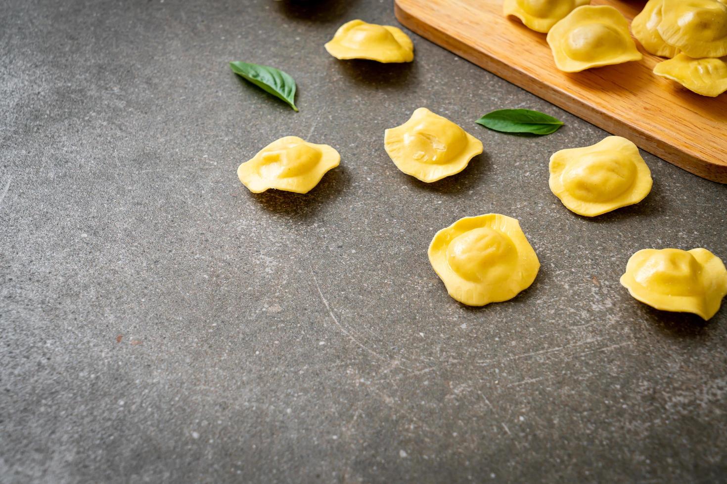 ravioli di pasta tradizionale italiana foto