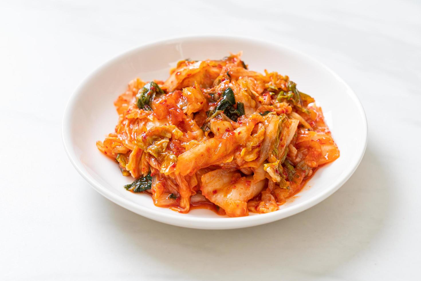 cavolo kimchi sul piatto foto
