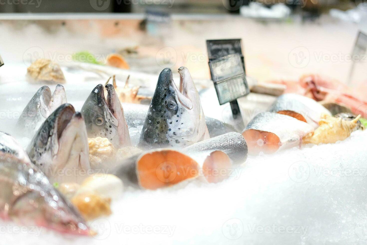 refrigerato vetrina con salmone nel il negozio. raffreddato rosso pesce è venduto nel il supermercato. foto