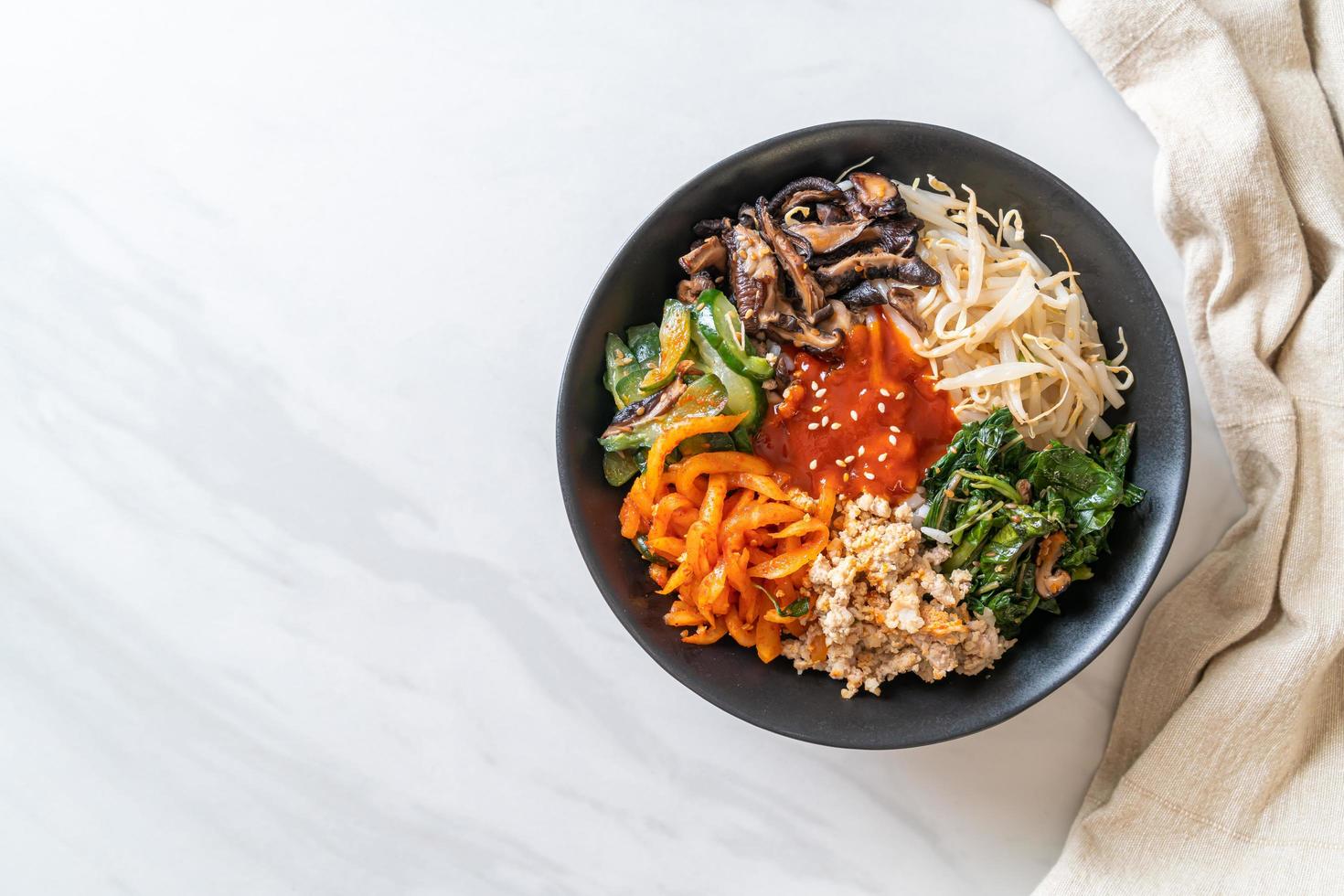 insalata piccante coreana con riso - cibo tradizionalmente coreano, bibimbap foto