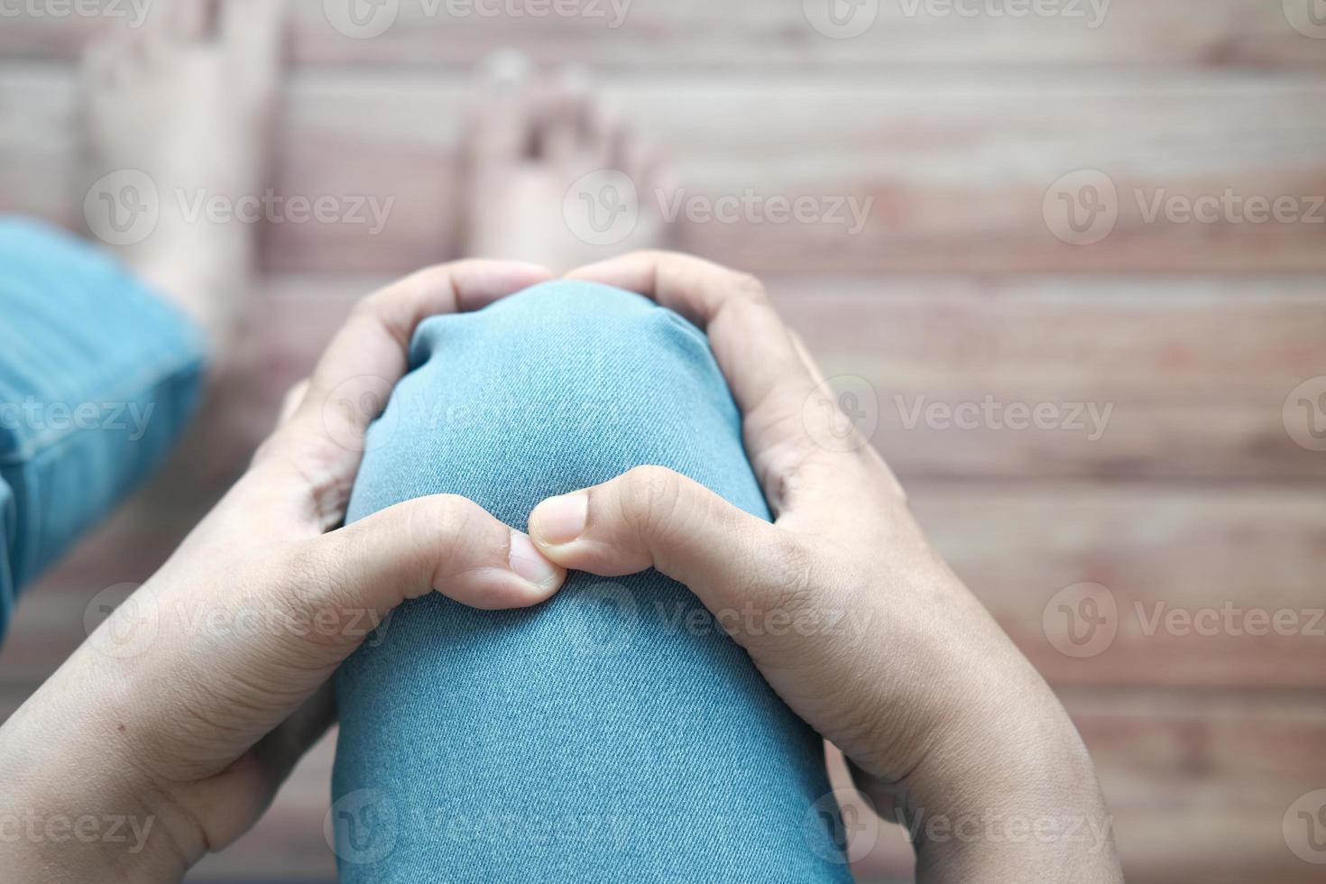 primo piano sulle donne che soffrono di dolori alle articolazioni del ginocchio foto