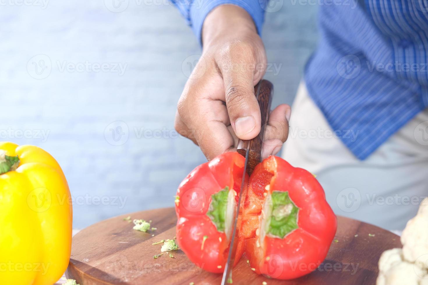 tagliare il peperone rosso sul fondo di tritare foto