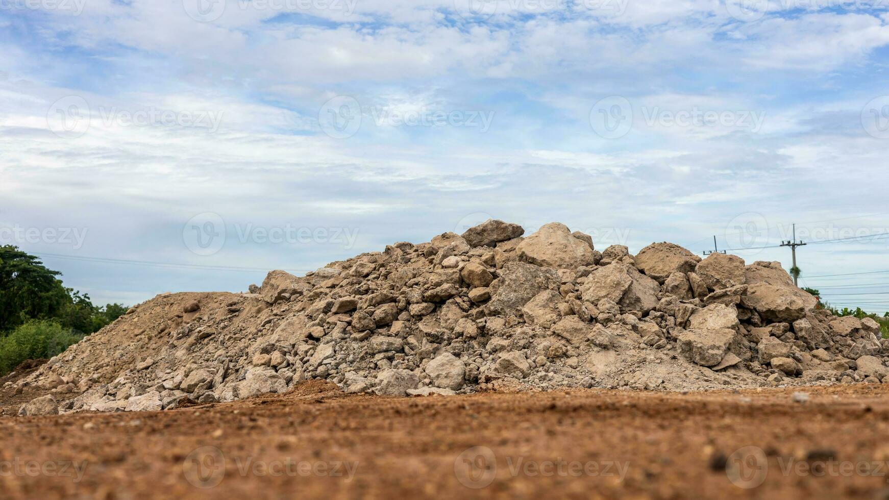 Basso angolo Visualizza di il demolito calcestruzzo strada macerie ammucchiati su il terra. foto