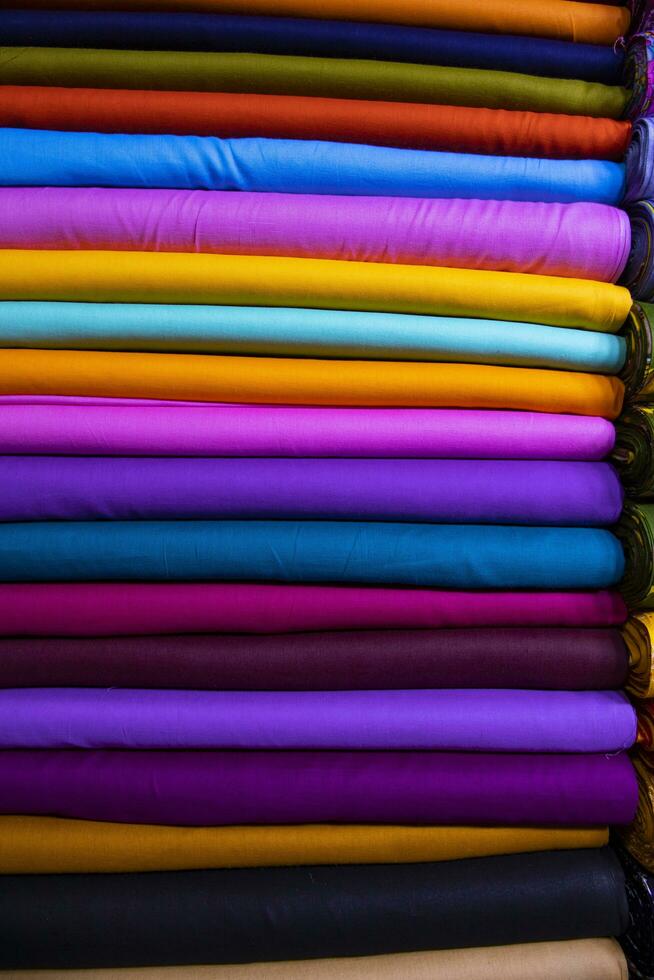 artistico varietà ombra tono colori tessile tessuti impilati su Al dettaglio negozio mensola per vendita foto