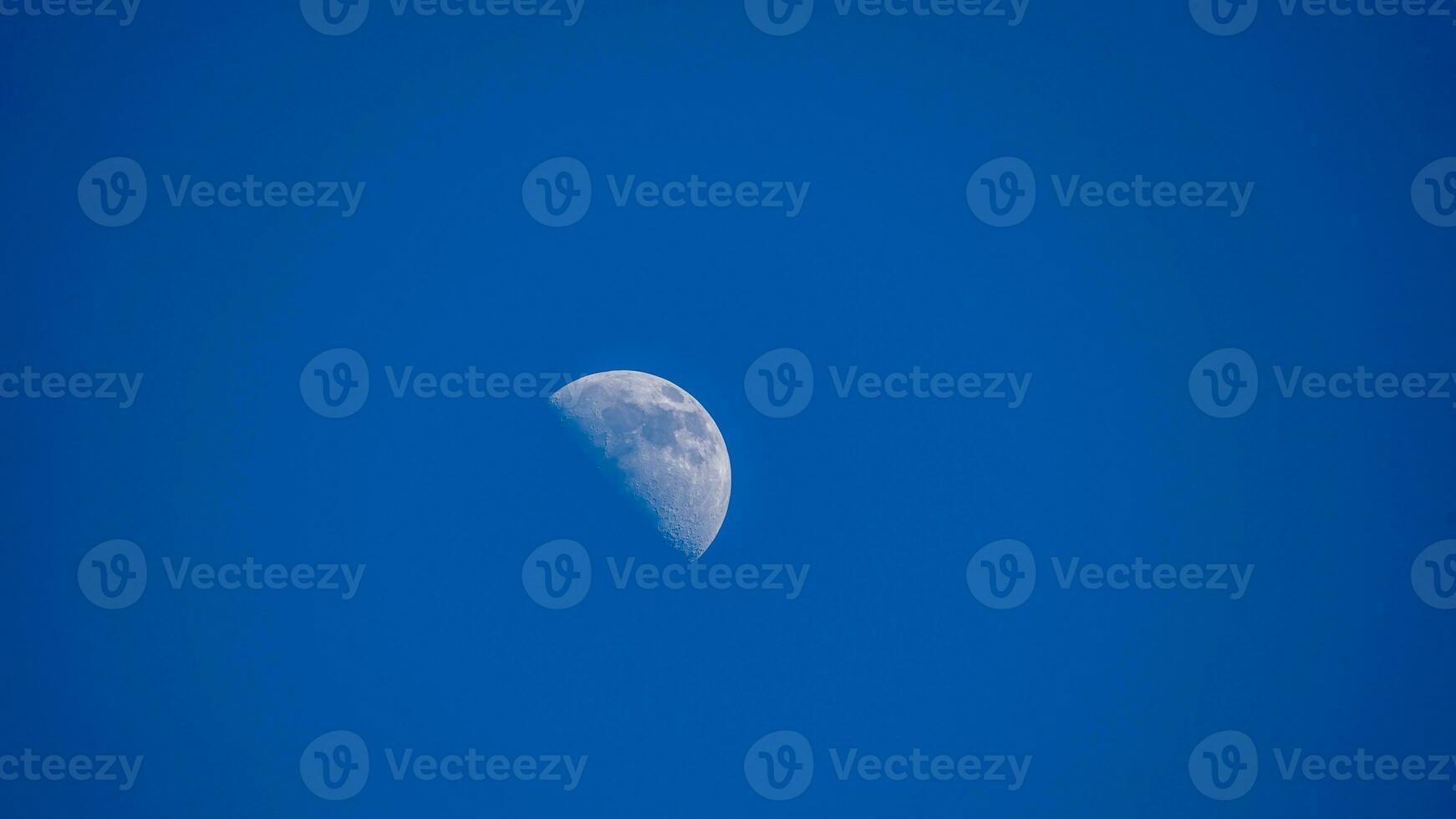 mezza luna nel cielo blu foto