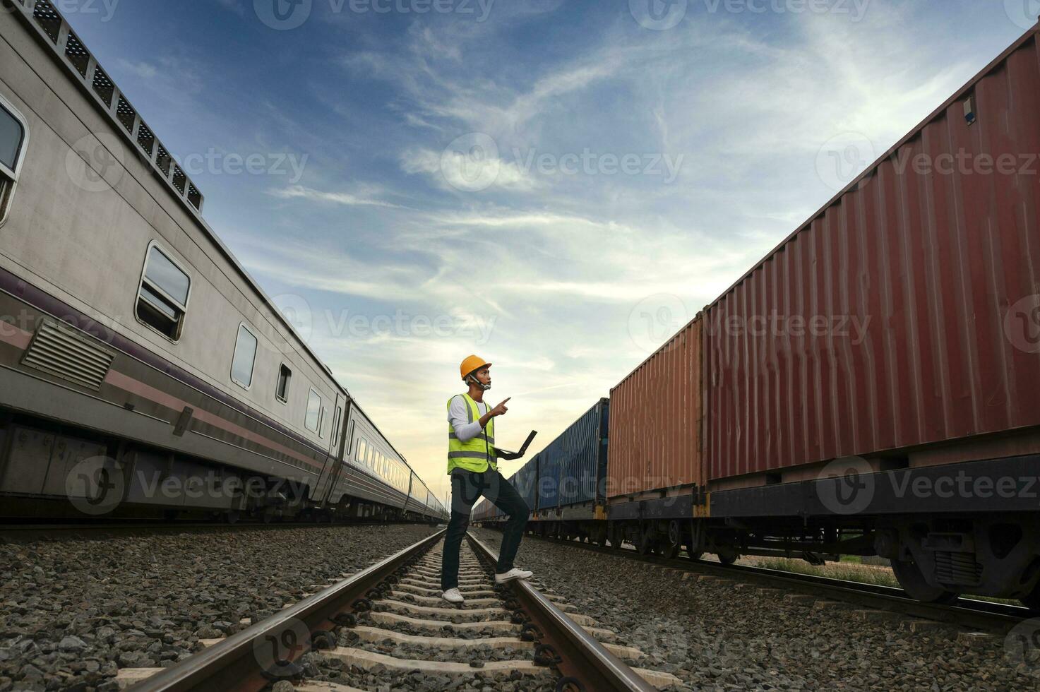 ingegnere ispeziona contenitore treno di trasporto azienda distribuzione e mezzi di trasporto di merce di rotaia un' contenitore treno passaggio attraverso un industriale la zona foto