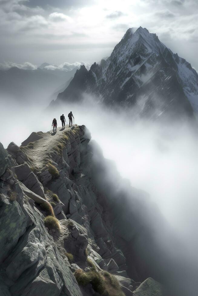 uomo su superiore di montagna, a piedi attraverso nuvole, ai generativo foto