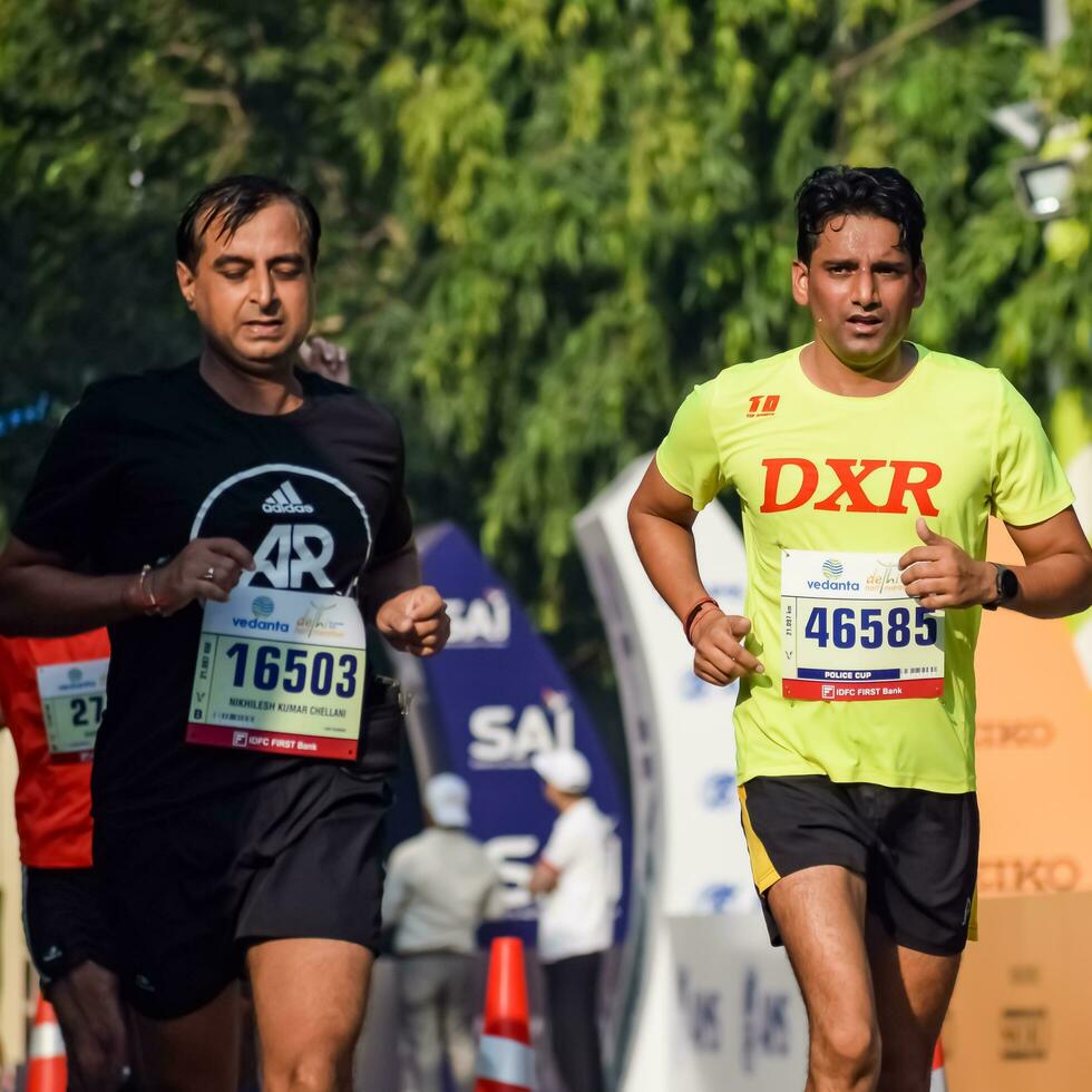 nuovo delhi, India - giugno 16 2023 - vedanta delhi metà maratona gara dopo covid nel quale maratona partecipanti di per attraversare il finire linea, delhi metà maratona 2022 foto