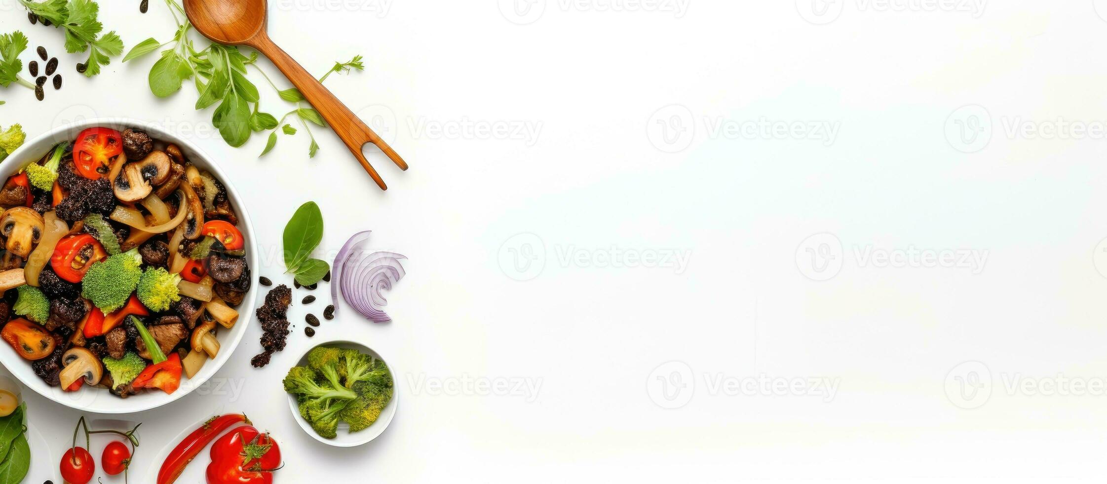 foto di un' colorato ciotola di fresco verdure con un' cucchiaio su il lato con copia spazio