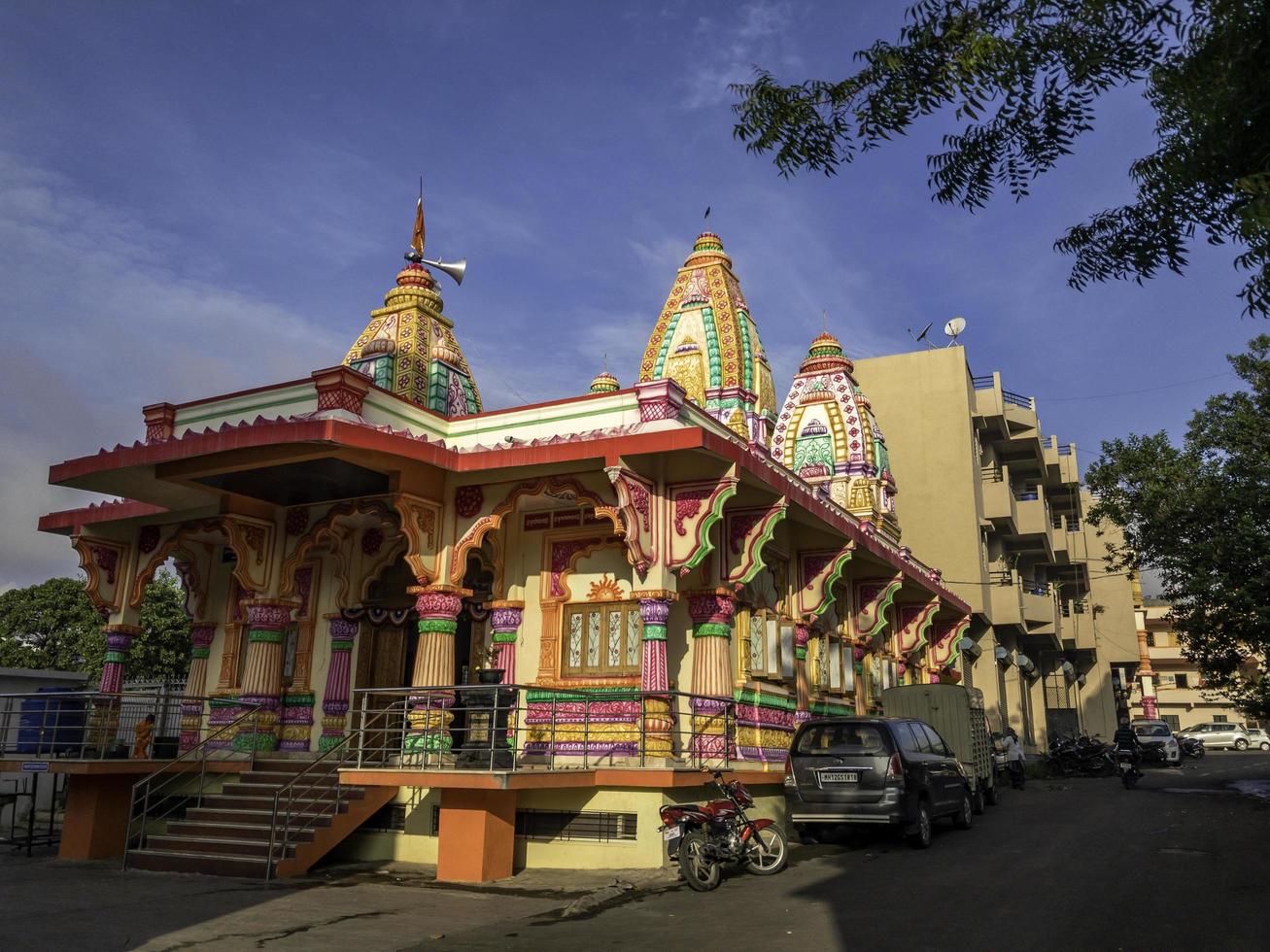 Pune, India, 02 giugno 2021 - tempio colorato in un complesso di templi foto