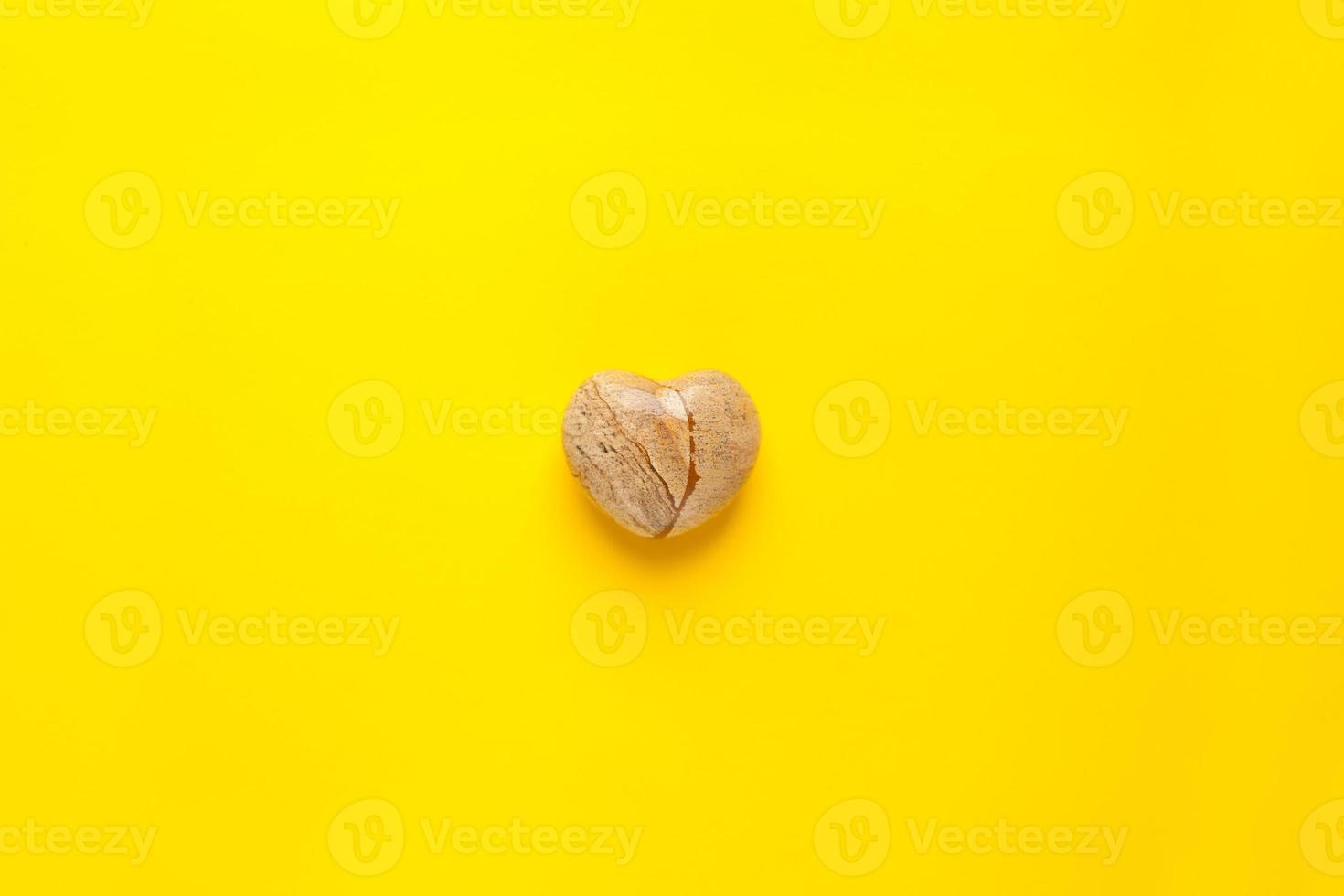 un'immagine vista dall'alto di un cuore di pietra a forma di cuore giallo su un giallo foto