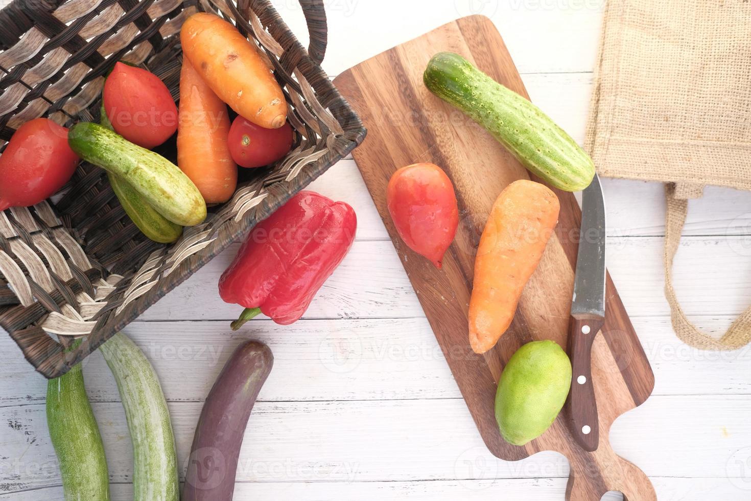 selezione di cibi sani con verdure fresche sul tagliere sul tavolo foto