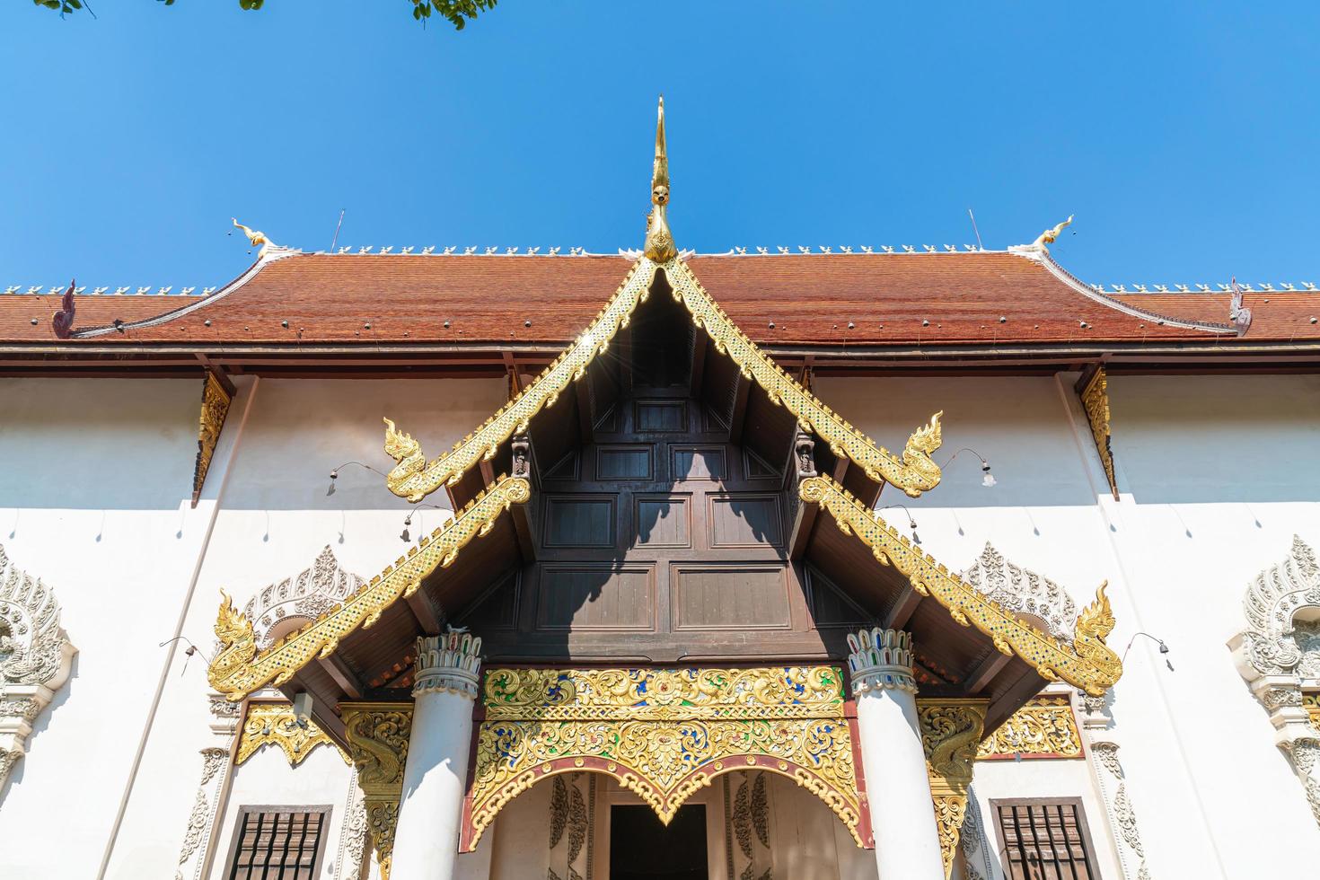 Wat chedi luang varavihara - è un tempio con una grande pagoda situata a Chiang Mai in Thailandia foto