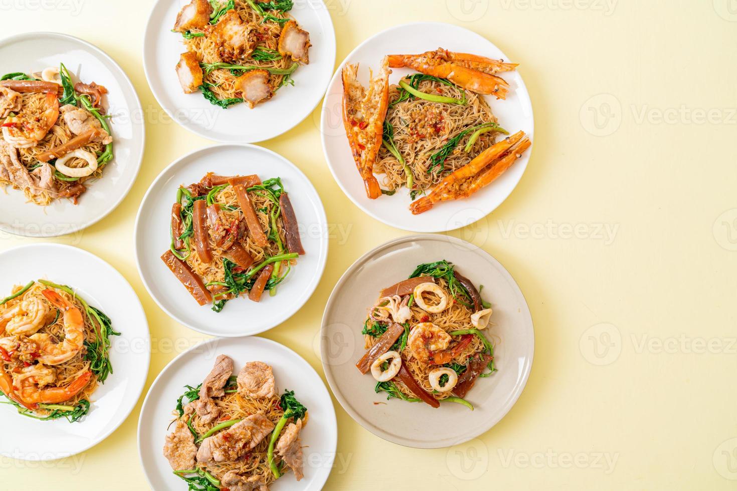 vermicelli di riso saltati in padella e mimosa d'acqua con topping misto foto