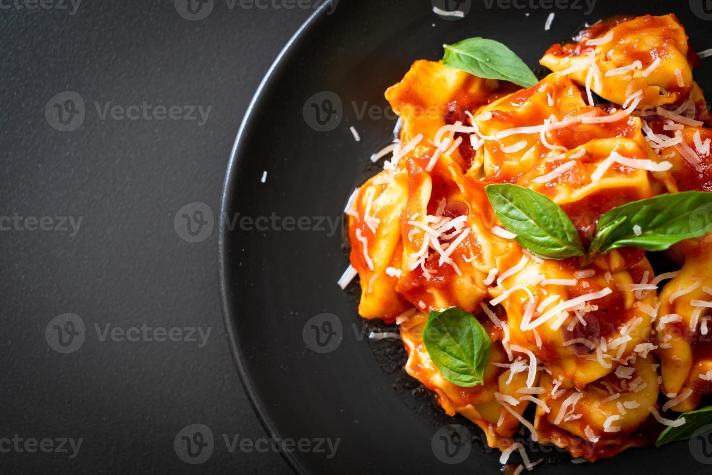 tortellini italiani con salsa di pomodoro foto