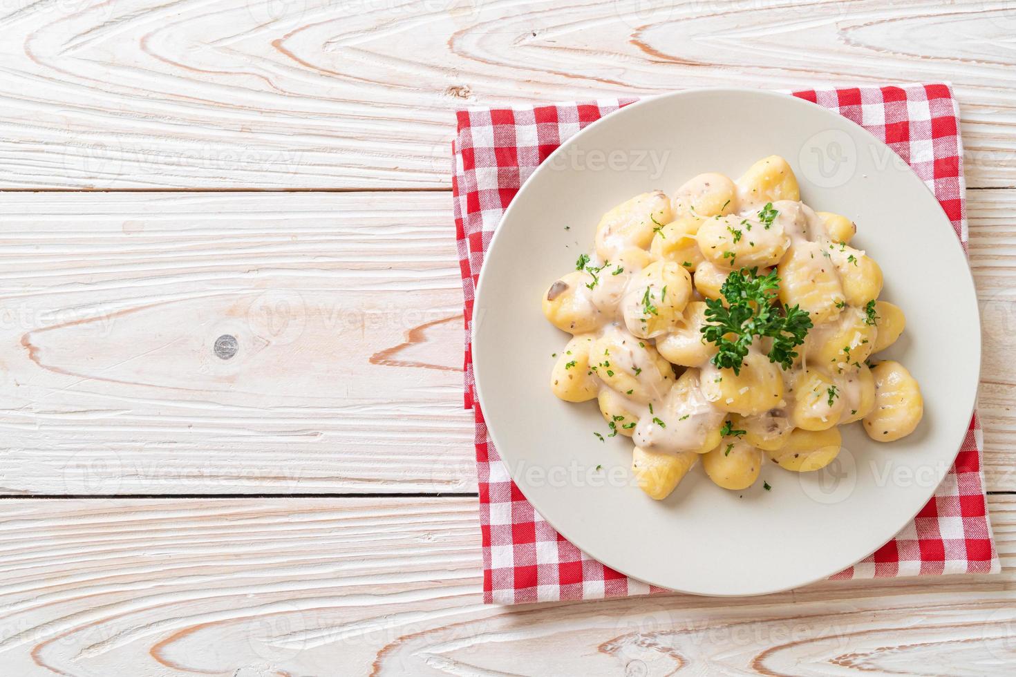 gnocchi con crema di funghi e formaggio foto