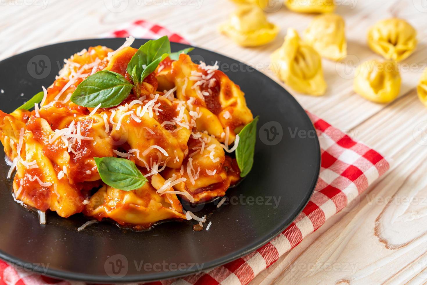 tortellini italiani con salsa di pomodoro foto