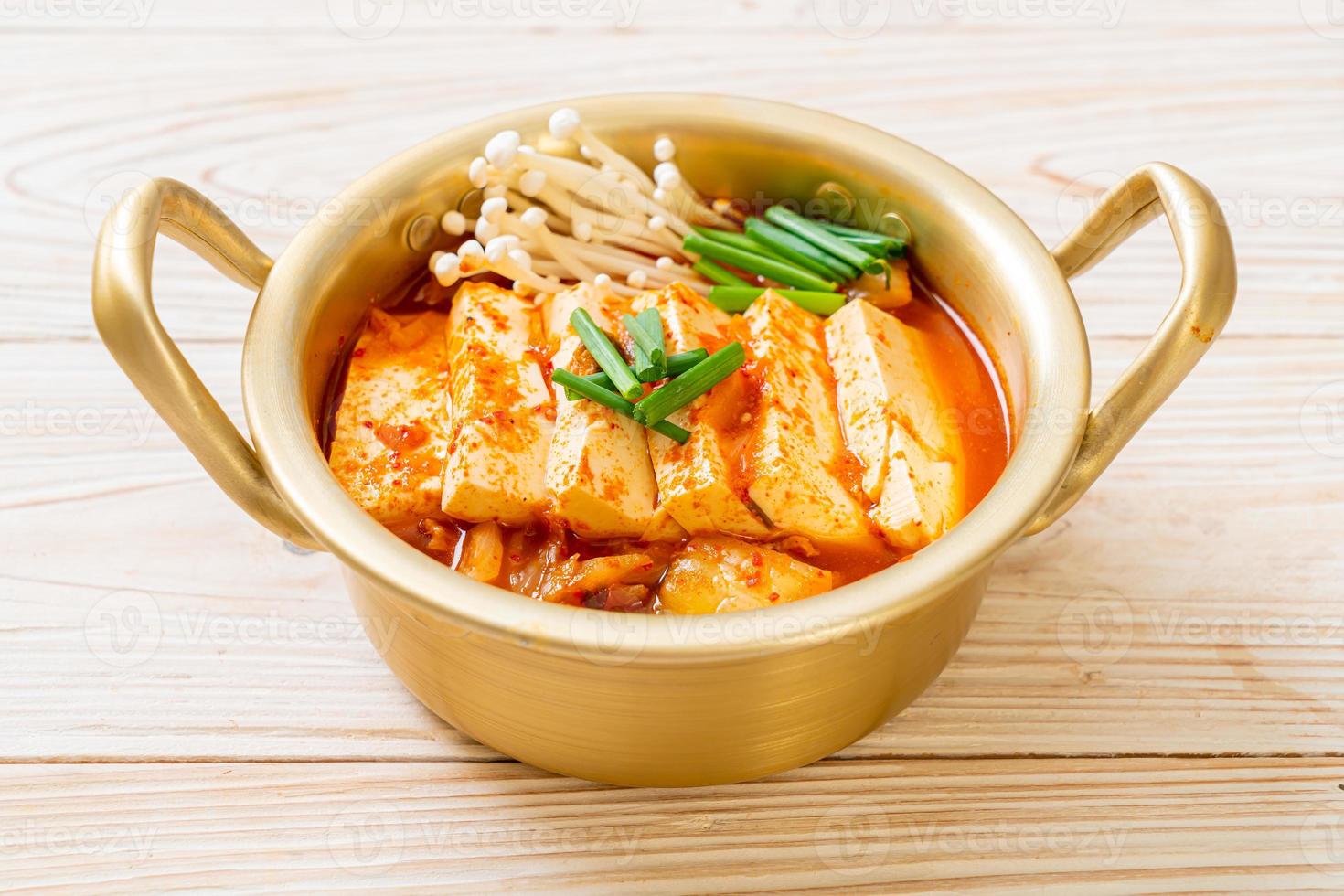 zuppa di kimchi con tofu morbido o stufato di kimchi coreano foto