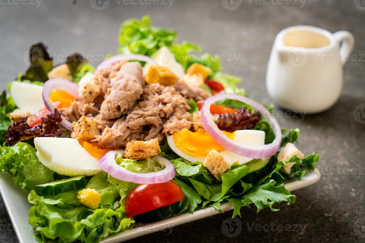 tonno con insalata di verdure e uova foto