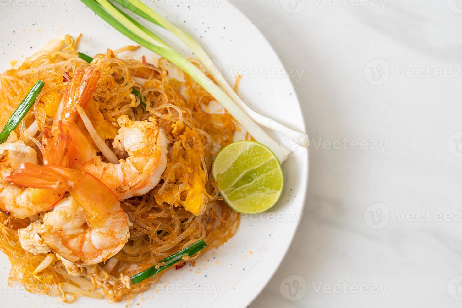 vermicelli pad thai o thai vermicelli saltati in padella con gamberi foto