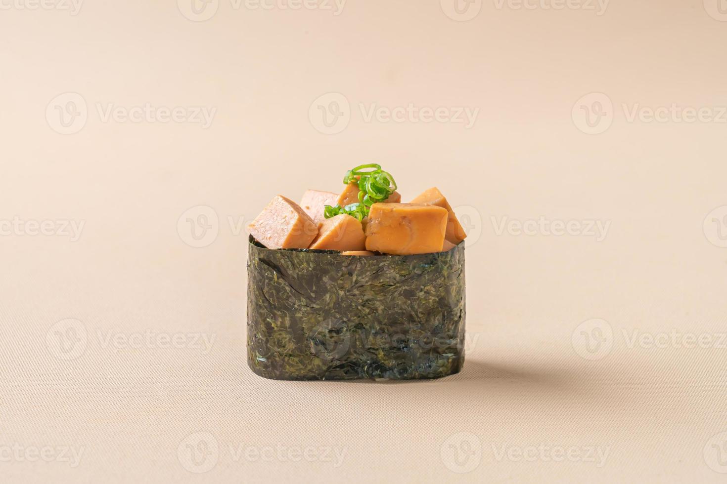 ankimo sushi, fegato di rana pescatrice su riso sushi foto